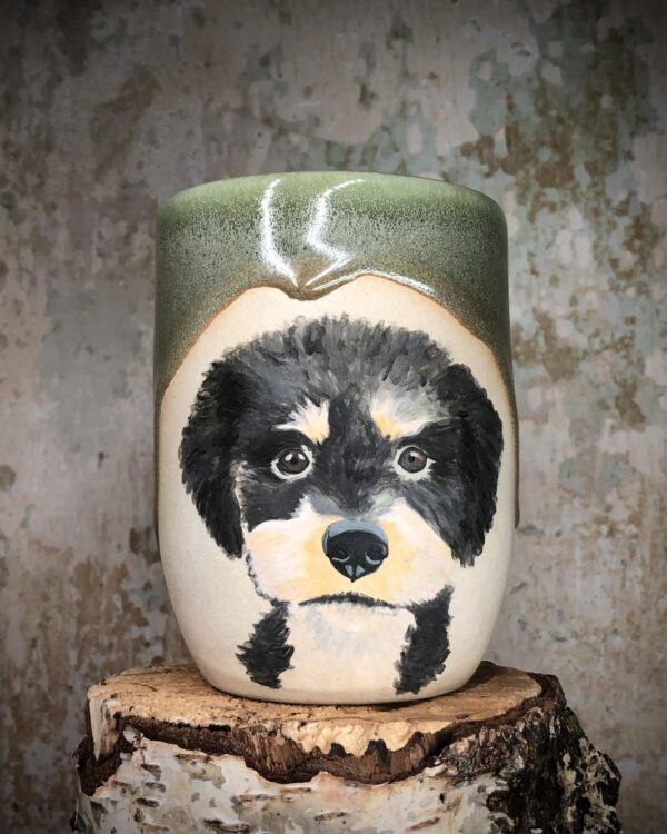 Handgetöpferter Becher mit dem Portrait eines Pudels und dunkelgrüner Glasur