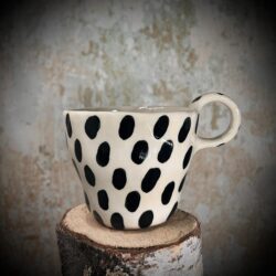 Knubbeltasse schwarze Flecken