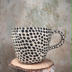 Knubbeltasse schwarze Pünktchen